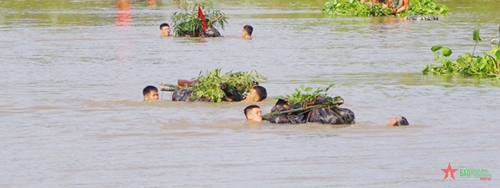 Sư đoàn 5 huấn luyện mẫu “Tiểu đoàn vượt sông hành trú quân chiến đấu” năm 2023